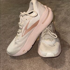 Brooks Women's Cream Running Shoes